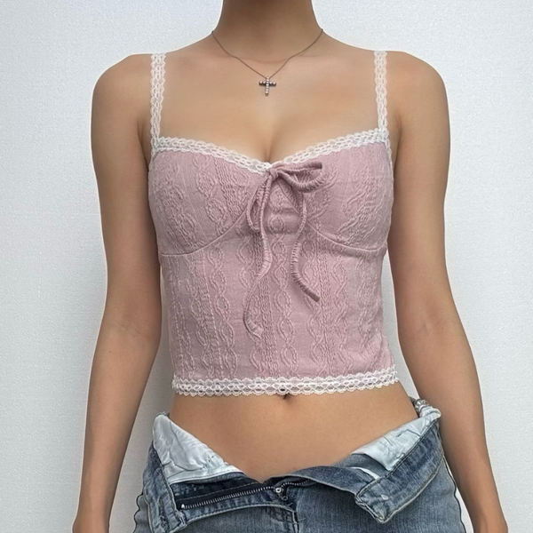 Top camisero texturizado con dobladillo de encaje y escote en forma de corazón