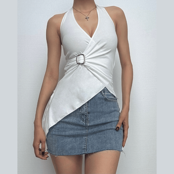 Top fruncido irregular con volantes y hebilla halter