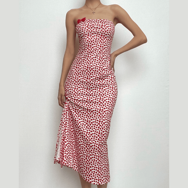 Vestido midi tubo sin espalda con lazo y abertura en contraste con estampado de corazones