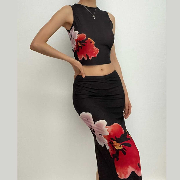 Conjunto de falda midi sin mangas en contraste con estampado de flores y aberturas de malla transparente